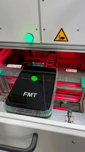 Wallbox beim Einschub in die Laserzelle