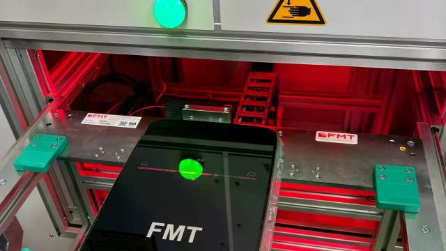 Wallbox beim Einschub in die Laserzelle