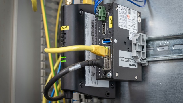 Straightforward hardware update: DAQ box with integrated gateway from Bosch Rexroth for collecting data and transmitting them securely to a cloud.