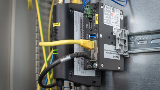 Enkel maskinvareoppdatering: DAQ-boks med integrert gateway fra Bosch Rexroth for å samle og sende inn data forsvarlig til en sky.