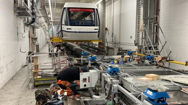 Experte bei finaler Funktionskontrolle an der modernisierten Skymetro