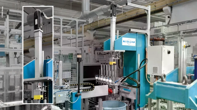 Das Bild zeigt eine smarte Servopresse, die in der Waschmaschinenfertigung dazu genutzt wird, eine funktionskritische Dichtung zwischen Trommelwelle und Wassertank, die das Wasser in der Maschine hält, zuverlässig zu fixieren.