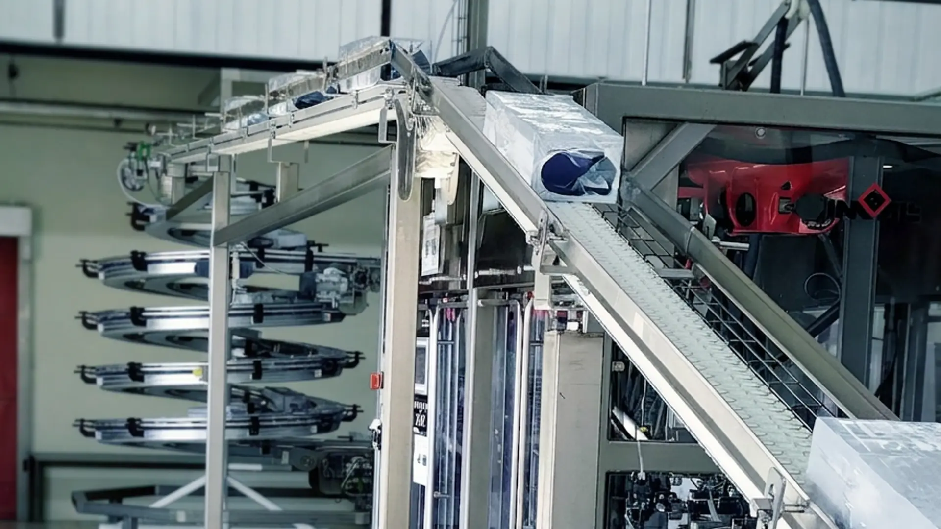Ceiling-mounted VarioFlow plus chain conveyor system for more space at the Froneri plant.
