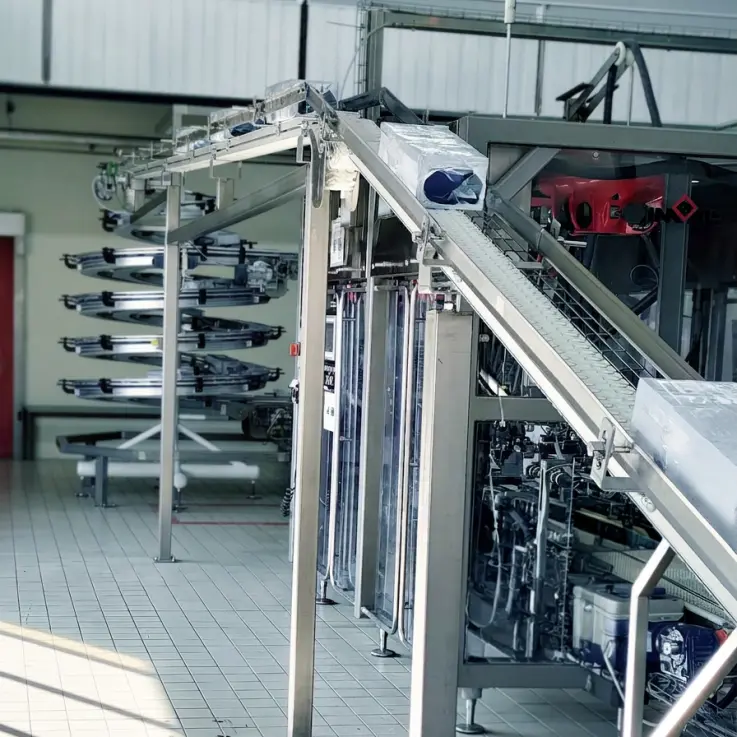 Ceiling-mounted VarioFlow plus chain conveyor system for more space at Froneri.