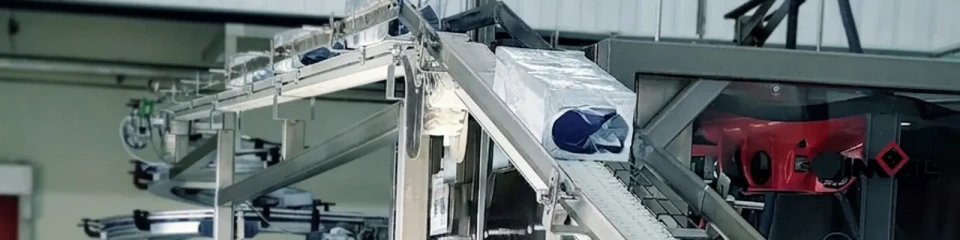 Ceiling-mounted VarioFlow plus chain conveyor system for more space at the Froneri plant.