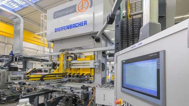 Universal hydraulic press with display