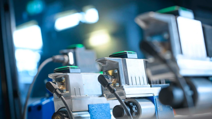 Valves with digital on-board electronics and connected via Bluetooth
