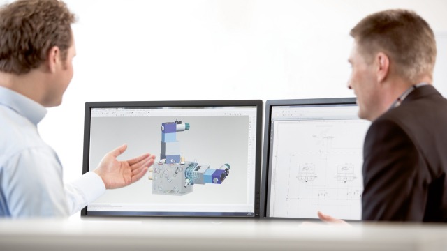 Mitarbeiter aus der Konstruktion erläutert Details eines Ventilblocks anhand von einer 3D CAD-Zeichnung.