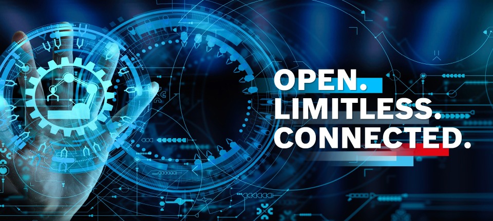在白色字母的「Open.Limitless.Connected」廣告詞旁有位於黑色背景中的連鎖齒輪