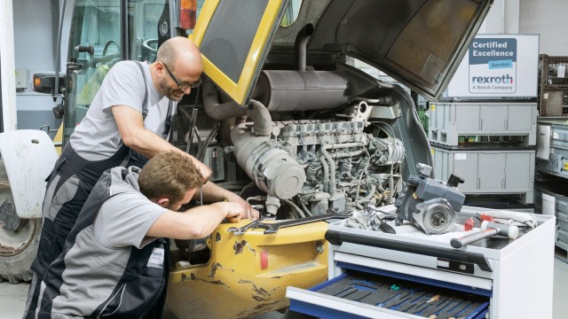 2 Bosch Rexroth Mechanics delivering service on a Mobile Machine