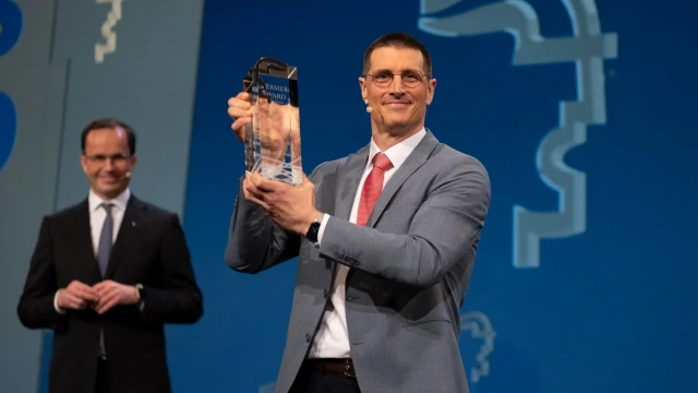 Bosch Rexroth´s SVA R2 (eSEA Torque) winning the Hermes Award 2021 for Electrifying the process Industry .