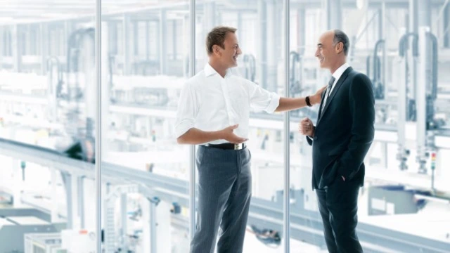 Conversazione fra collaboratore dell’assistenza e cliente.