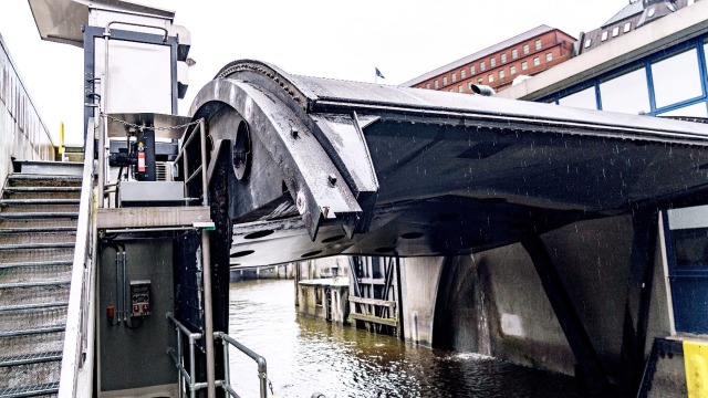 Οι αντιπλημμυρικές πύλες ανοίγουν στην πόλη του Αμβούργου