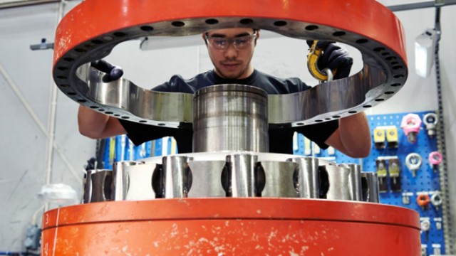 Tekniker som monterer en Hägglunds-motor