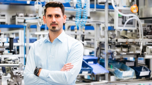en medarbeider ved monteringslinjen på en fabrikk