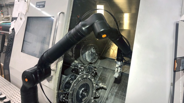 The 7-axes cobot on the job: loading a CNC lathe.