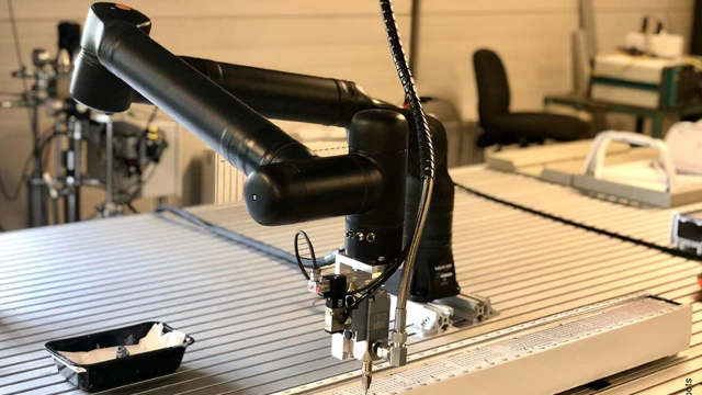 Kassow Robots 7-Axes cobot for securing cutting edge gluing.