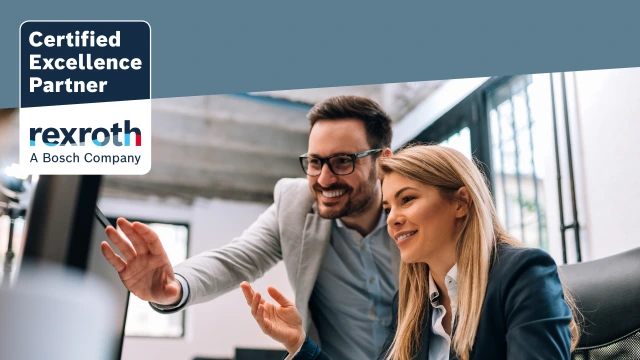 Dos profesionales sonrientes señalan una pantalla de ordenador, junto al logotipo de Bosch Rexroth Certified Excellence Partner