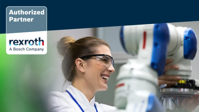 Mujer ingeniera sonriendo mientras trabaja con un robot industrial, junto al logotipo de socio autorizado de Bosch Rexroth