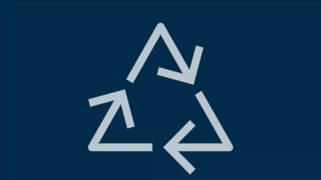 Recycling-Symbol, das die Recycling- und Remanufacturingphase eines Produktlebenszyklus symbolisiert.