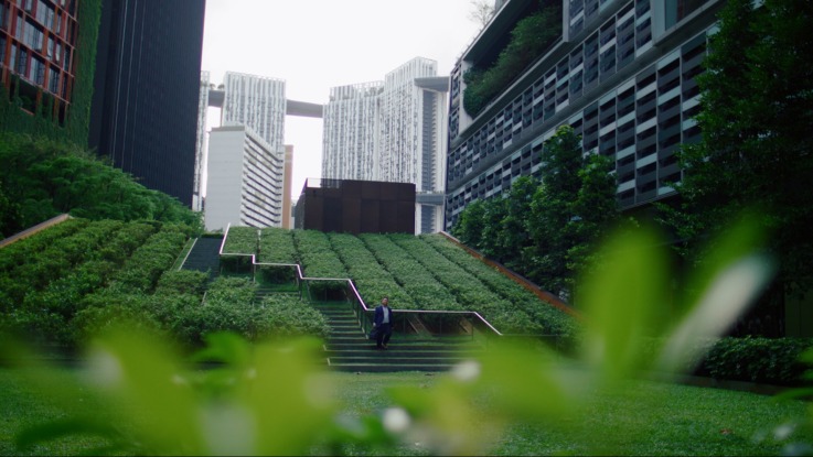 Socio de Rexroth en un entorno verde exterior en Singapur.