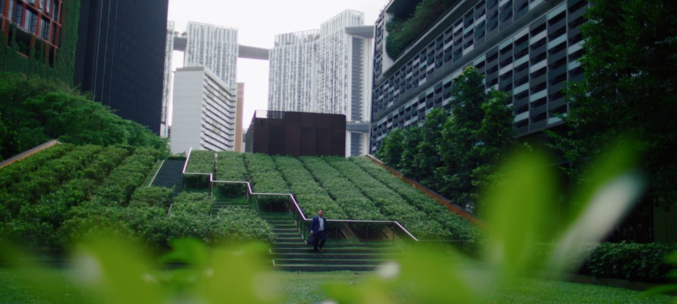 Współpracownik Rexroth w zielonym środowisku zewnętrznym w Singapurze.