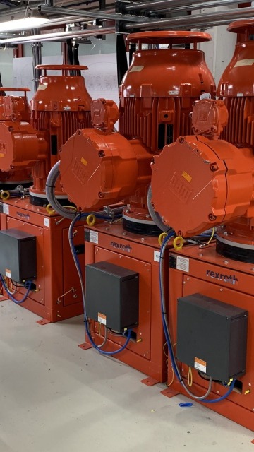 Red compact power units in ATEX design, which Bosch Rexroth has realized for the engine room in the Ex zone