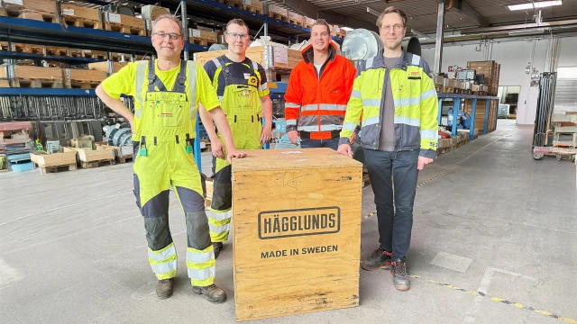 The project team from Egger and Bosch Rexroth with a Hagglunds box