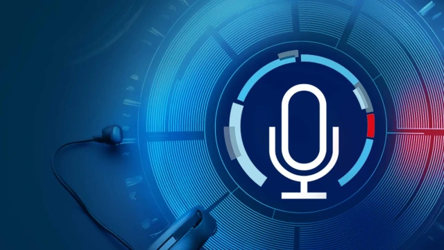 Visuel clé du podcast technologique avec un microphone
