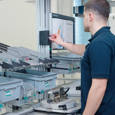 Man steht vor manuellem Produktionssystem
