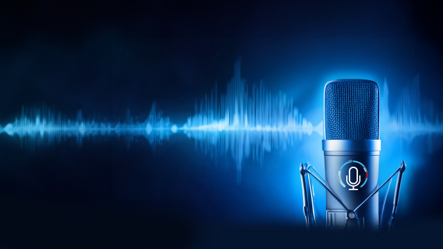 Tech-Podcast keyvisual with microphone