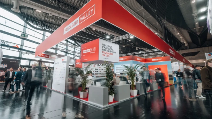 roter Messestand von Packaging Valley mit zahlreichen Besuchern