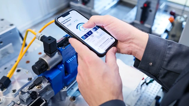 Mobile Phone über einer Hydraulikanlange