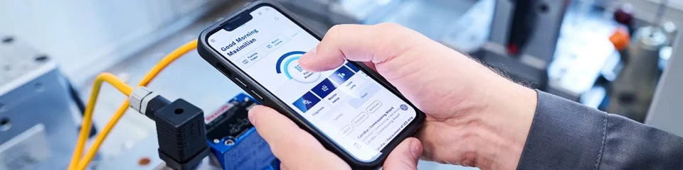 Mobile Phone über einer Hydraulikanlange