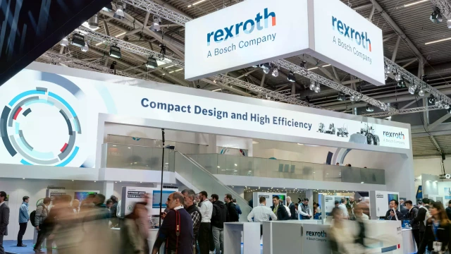 Bild des Messestandes von Bosch Rexroth mit zahlreichen Besuchern