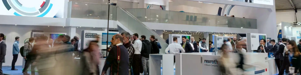 Bild des Messestandes von Bosch Rexroth mit zahlreichen Besuchern
