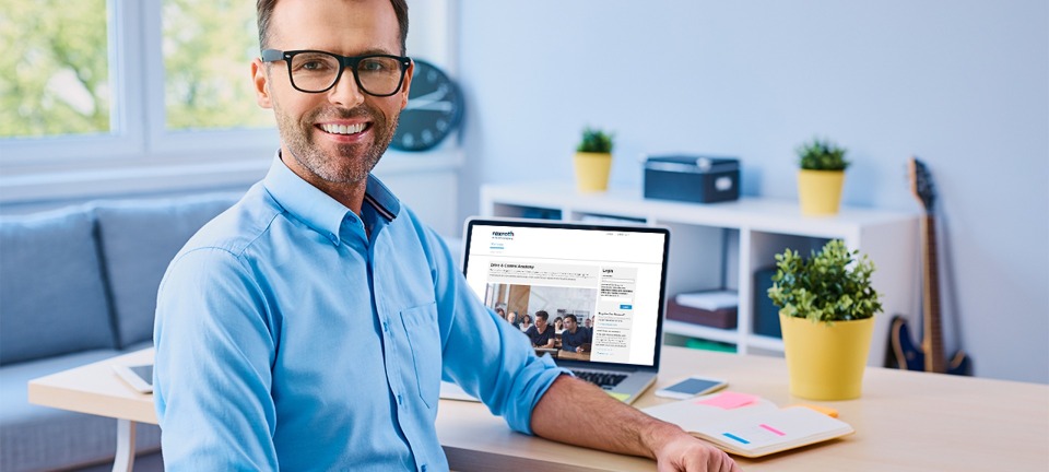 Kannettavan tietokoneen edessä istuu mies, näytöllä näkyy Bosch Rexrothin verkkosivusto