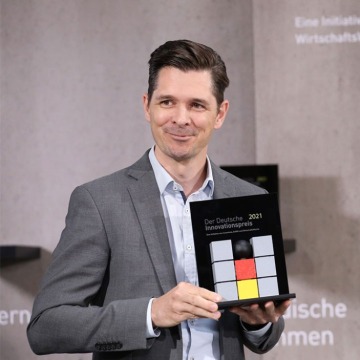 Philipp Guth holding award