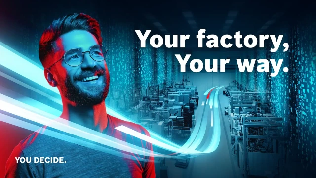 Lächelnder Mann mit Fabrikhintergrund