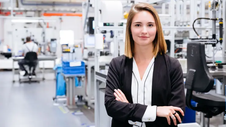 Prozessingenieurin in eine automatisierten Produktionsumgebung.