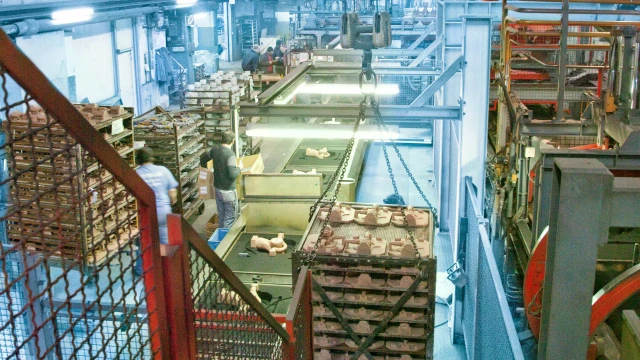 Hydraulic solutions in a molding system