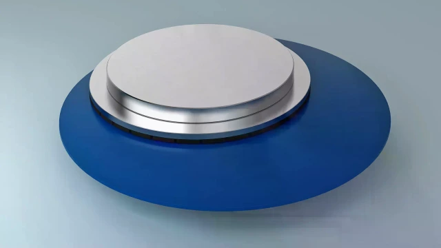 Eine runde silberne Scheibe, die auf einer größeren, flachen, blauen und kreisförmigen Grundfläche liegt.