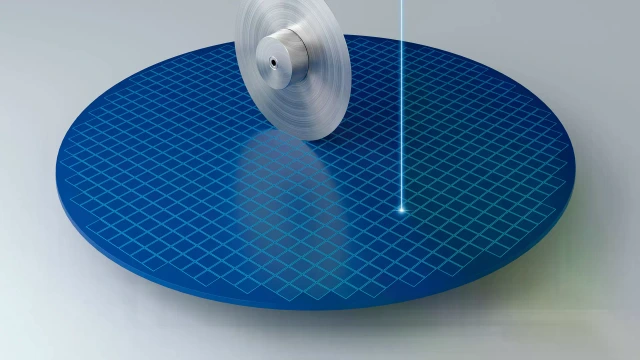 Eine runde silberne Scheibe, die auf einer größeren, flachen, blauen und kreisförmigen Grundfläche liegt.