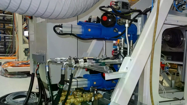 Servoatuadores hidráulicos da Bosch Rexroth em um banco de ensaio