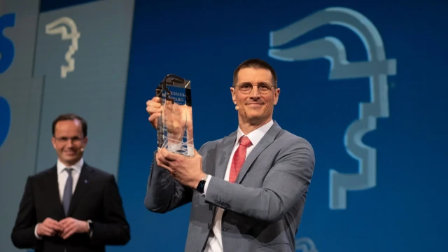 Hermes Award 2021 tildelt Bosch Rexroth (fra venstre mod højre) Dr. Jochen Köckler (Chairman of the Managing Board, Deutsche Messe AG) og Thomas Fechner (Leiter Produktbereich New Business, Bosch Rexroth AG)