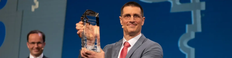 Hermes Award 2021 tildelt Bosch Rexroth (fra venstre mod højre) Dr. Jochen Köckler (Chairman of the Managing Board, Deutsche Messe AG) og Thomas Fechner (Leiter Produktbereich New Business, Bosch Rexroth AG)