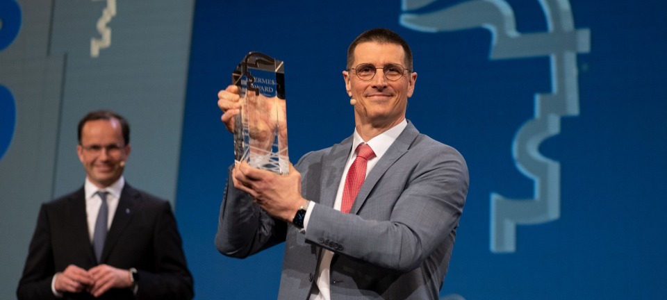 The Hermes Award 2021 provided to Bosch Rexroth (from left to right) Dr. Jochen Köckler (Chairman of the Managing Board, Deutsche Messe AG) und Thomas Fechner (Leiter Produktbereich New Business, Bosch Rexroth AG)