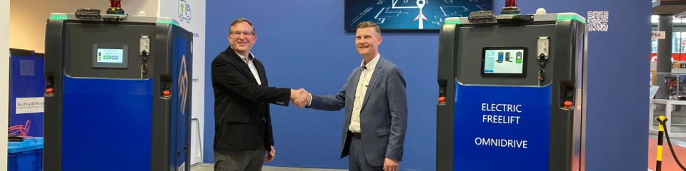 In future, Bosch Rexroth and K.Hartwall will be working together on integrated solutions for automated in-plant material transportation. On the photo from left to right: Sven Hamann, Head of Development within the Assembly Technology Business Unit at Bosch Rexroth and Jerker Hartwall, CEO at K.Hartwall Oy Ab (Image source: Bosch Rexroth AG)