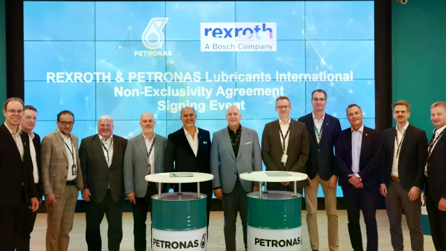 Signing ceremony in Turin, Italy: Khalil Muri (6th from left), Managing Director and Group CEO at PETRONAS Lubricants International, and Dr. Steffen Haack (7th from left), CEO Bosch Rexroth AG