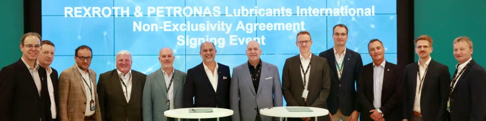Signing ceremony in Turin, Italy: Khalil Muri (6th from left), Managing Director and Group CEO at PETRONAS Lubricants International, and Dr. Steffen Haack (7th from left), CEO Bosch Rexroth AG